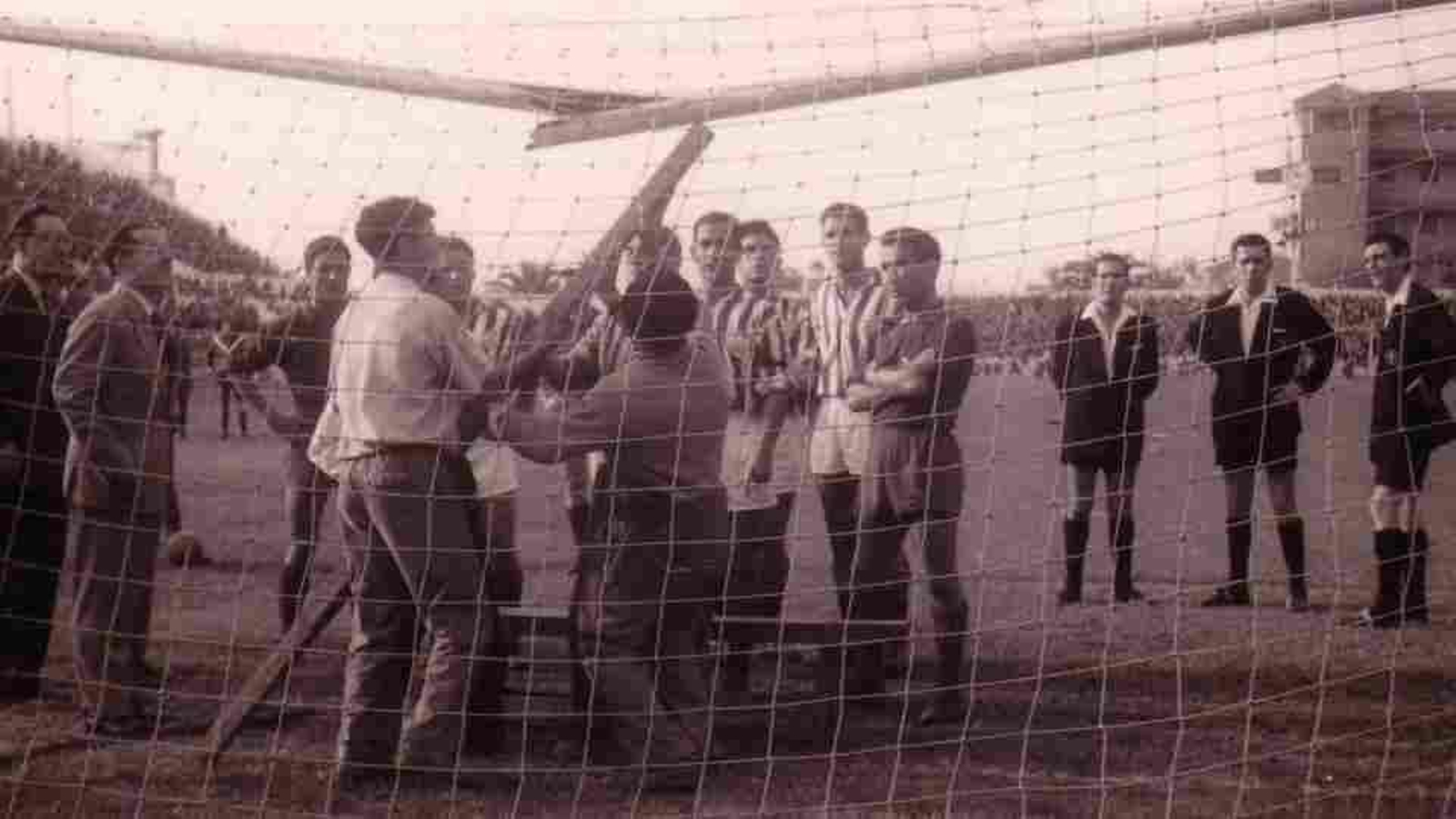 Momento en el que los operarios del Betis intentan arreglar el travesaño aquel 13 de octubre de 1957.