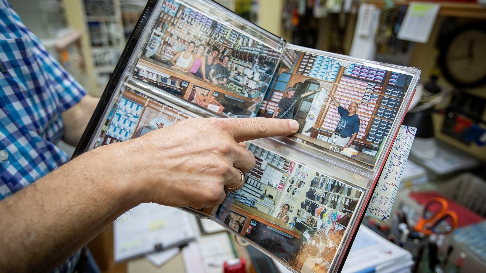 Juan Luis Ruiz señala algunas fotos antiguas de la zapatería isleña.