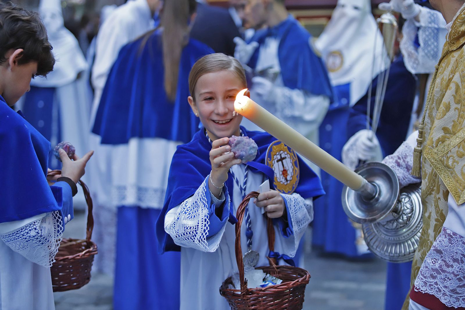 La Hermandad de la Sagrada Lanzada hace su estación de penitencia por las calles de Huelva