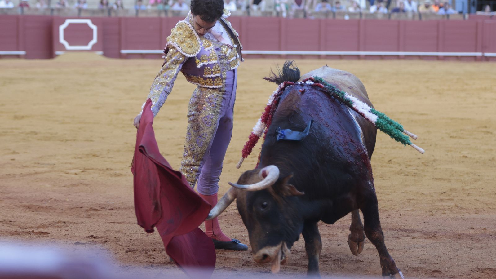 Víctor Hernández durante su faena.