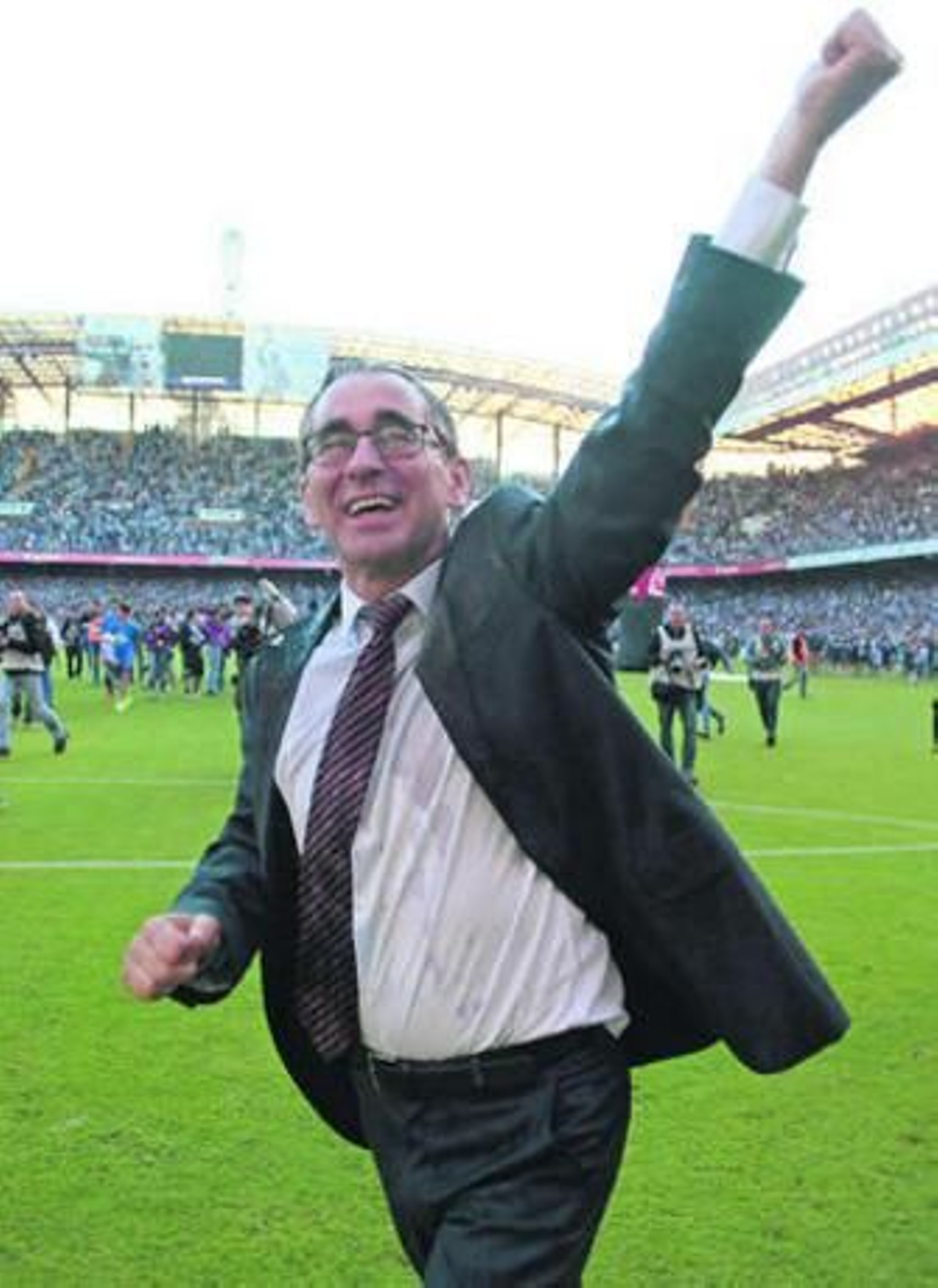 Fernando Vázquez celebra su último ascenso con el Deportivo.