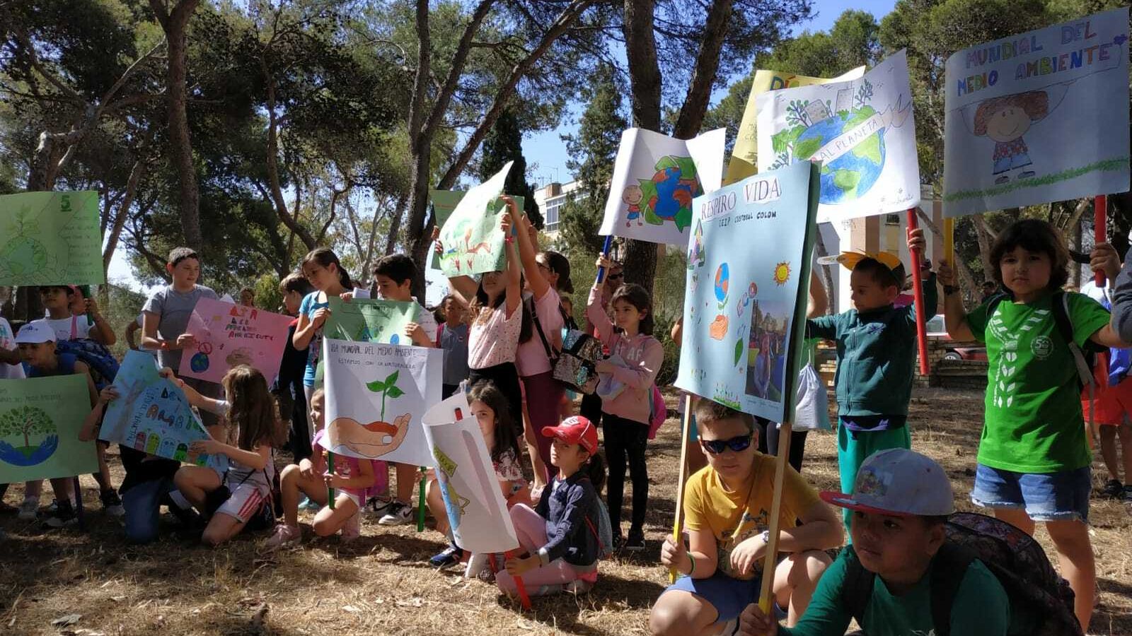 Los alumnos y alumnas del Cristóbal Colón, en la pinaleta cercana a su centro.