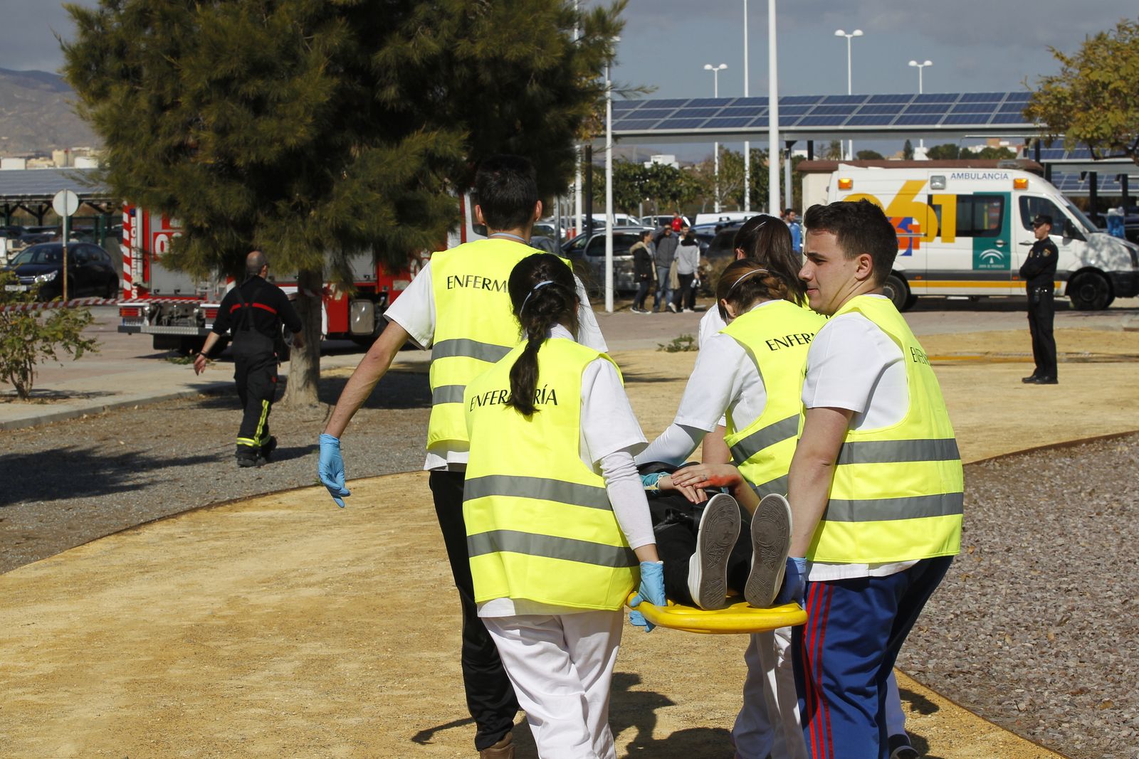 Las imágenes del simulacro de accidente con víctimas en la UAL