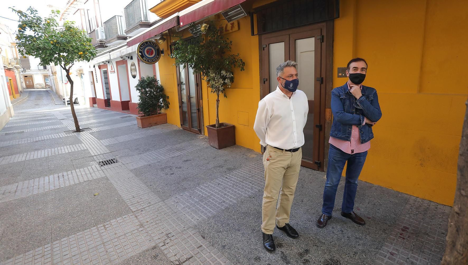 Normalidad en los bares y los centros comerciales en el último día del puente de Todos los Santos.