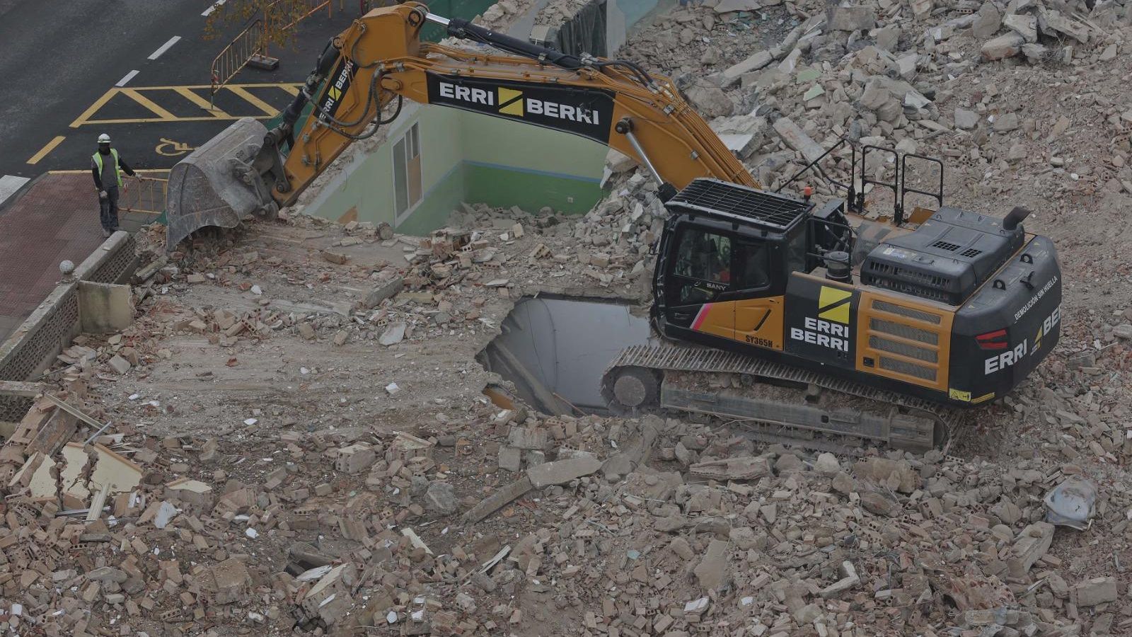 Labores de desescombro en el edificio en demolición, este lunes.