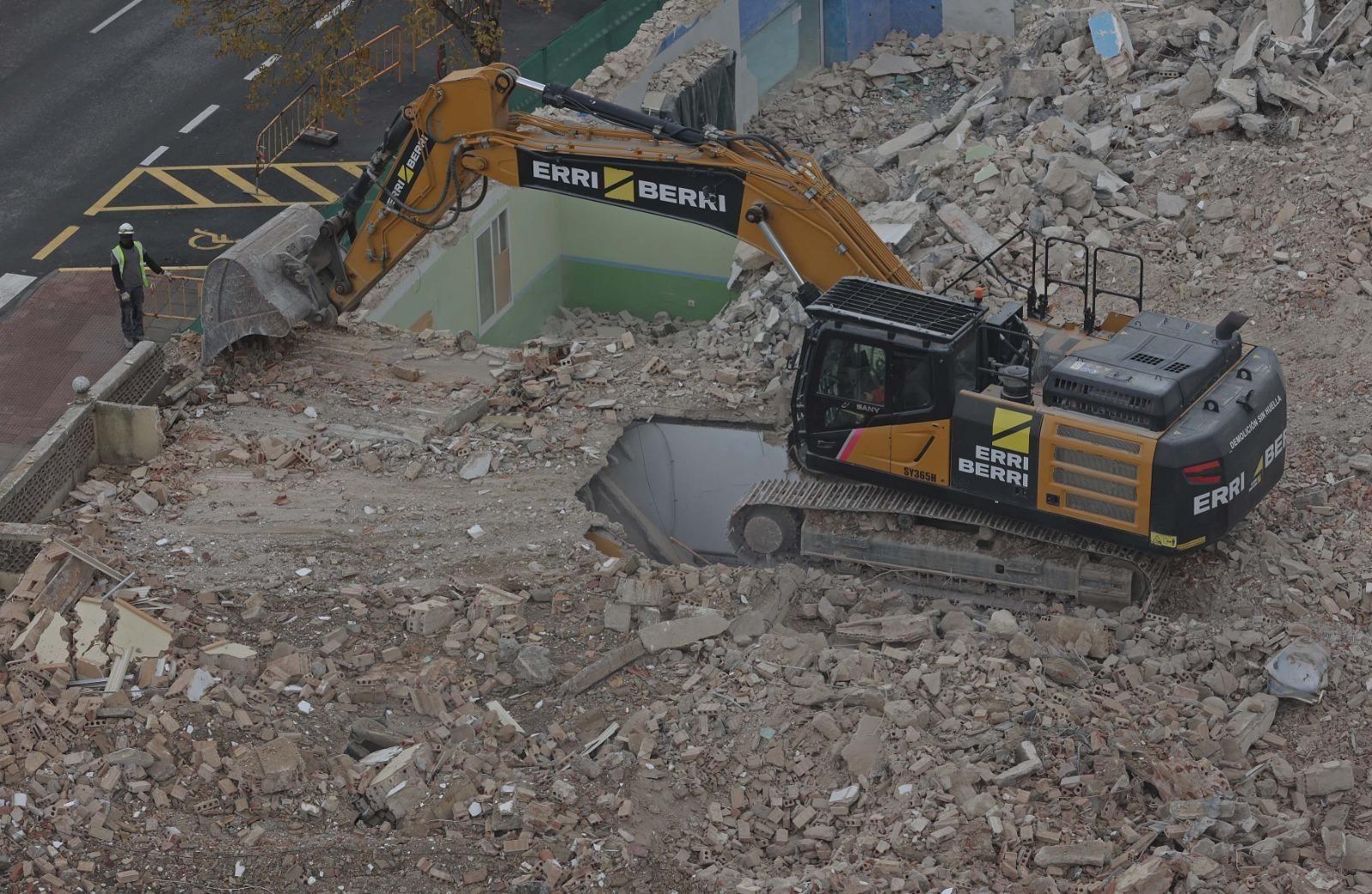Una excavadora de Erri Berri, en la demolición de las viviendas militares de Algeciras.