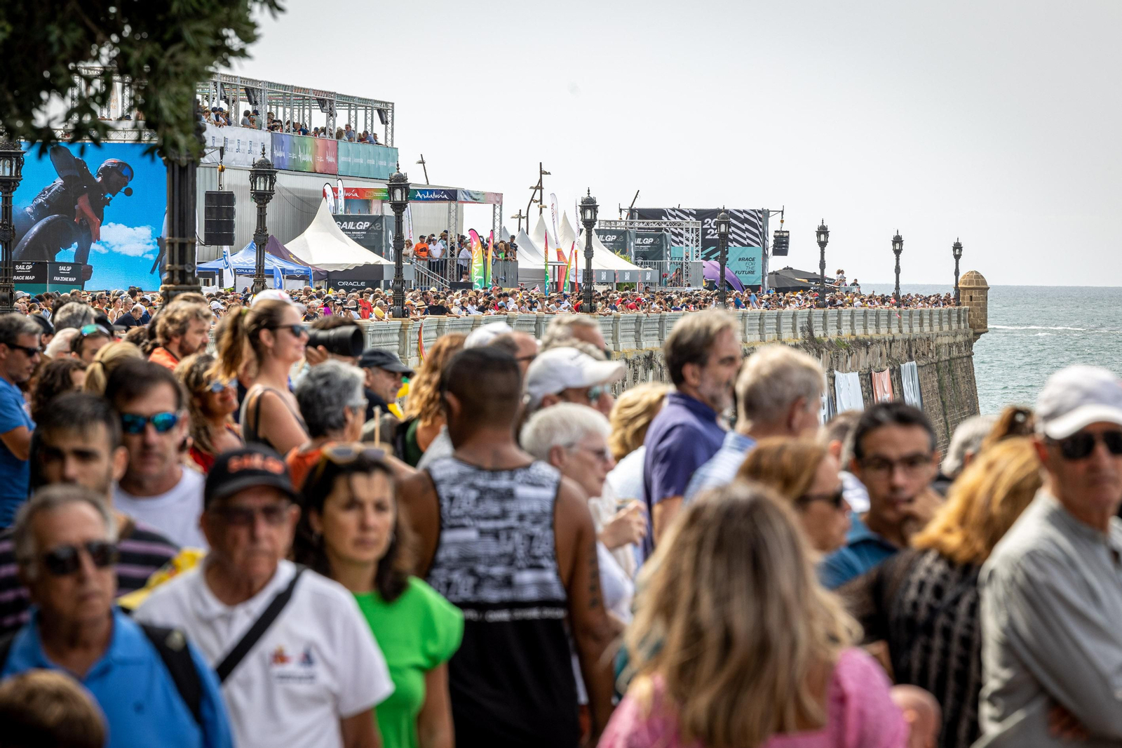 Búscate en SailGP Cádiz: La ciudad disfruta del ambiente del domingo con las actividades, las carreras y los bares