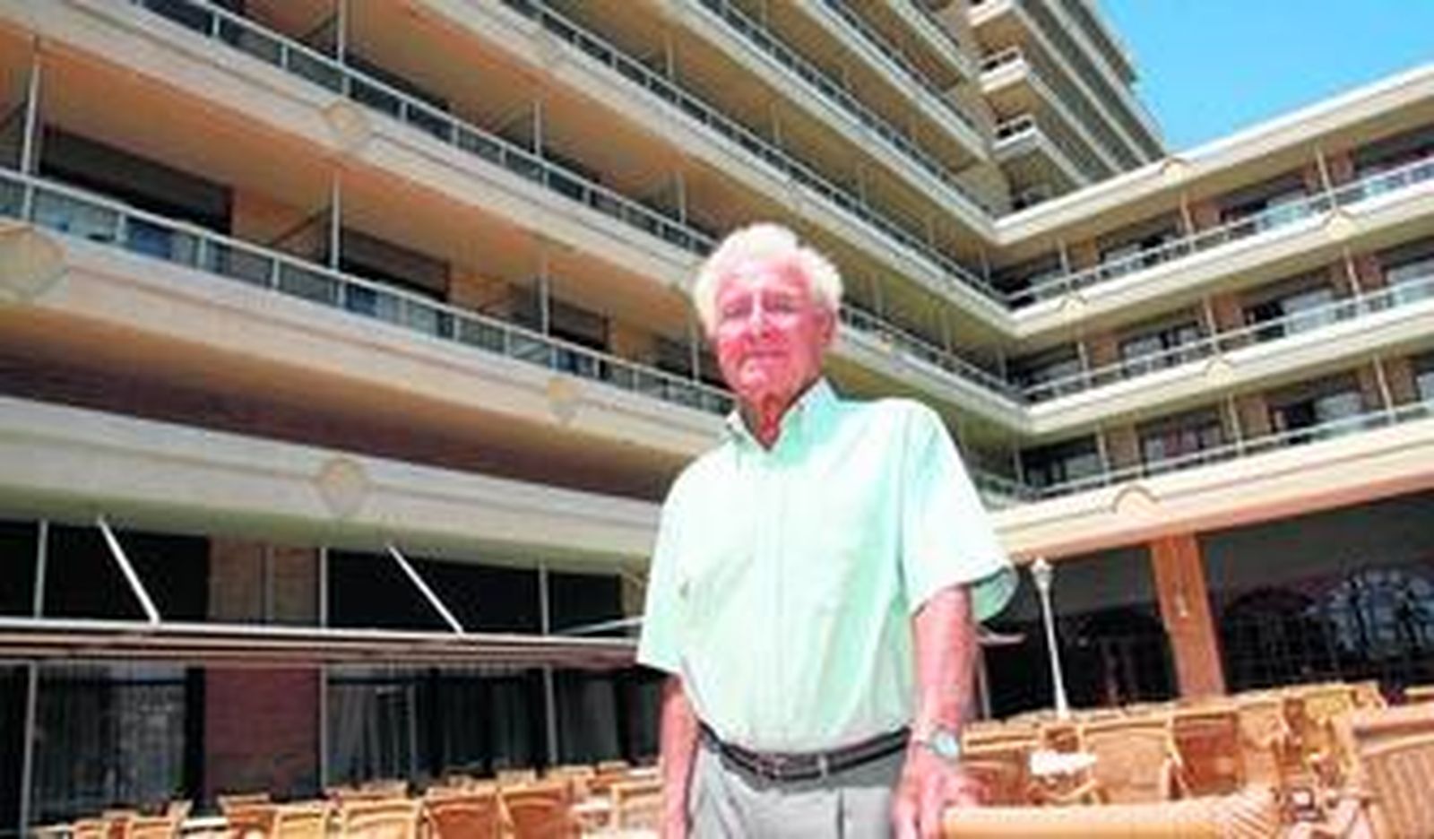 Pierre Turpault posa en la terraza del hotel Don Pablo de Torremolinos momentos antes de realizar la entrevista con este diario.