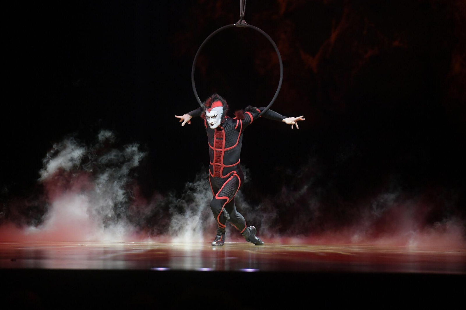 El Circo del Sol brilla en el Palacio de Deportes de Granada