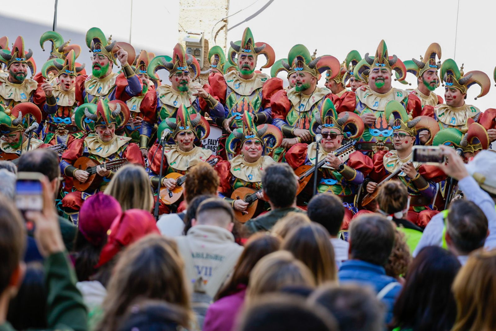 Así vive Cádiz su primer sábado de Carnaval: las imágenes de las batallas de copla y la fiesta en la calle