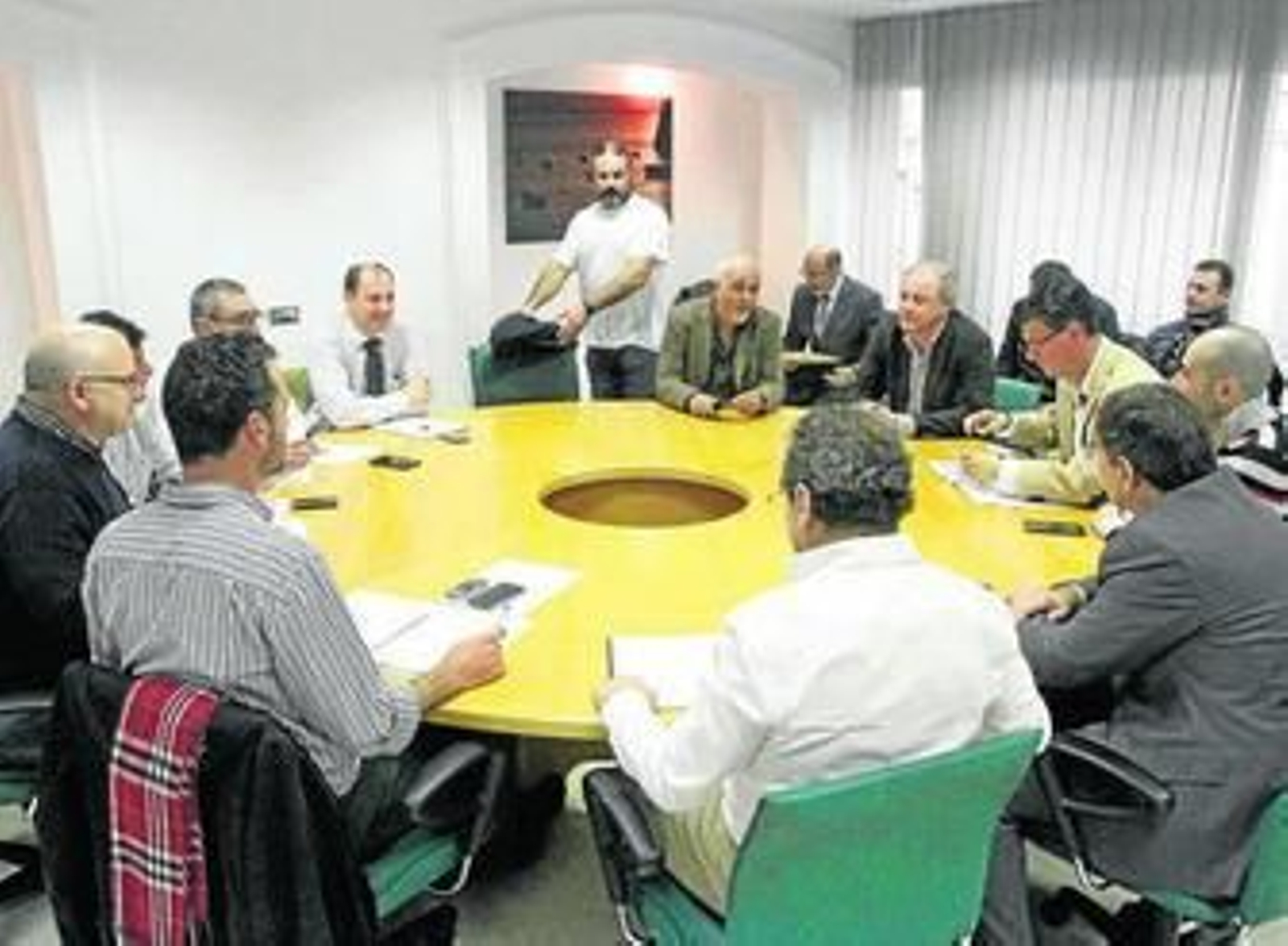 La mesa negociadora del sector, ayer momentos antes de iniciar su reunión en el Sercla de Algeciras.