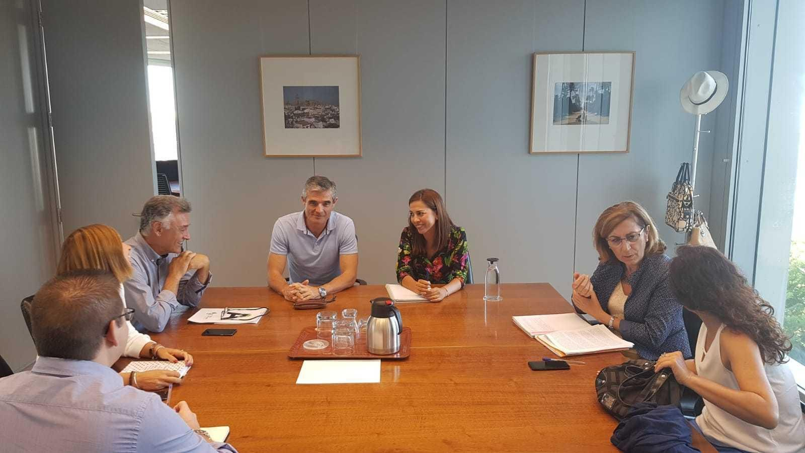 La nueva secretaria general de la Vivienda con el alcalde y el delegado provincial, en la reunión del lunes.