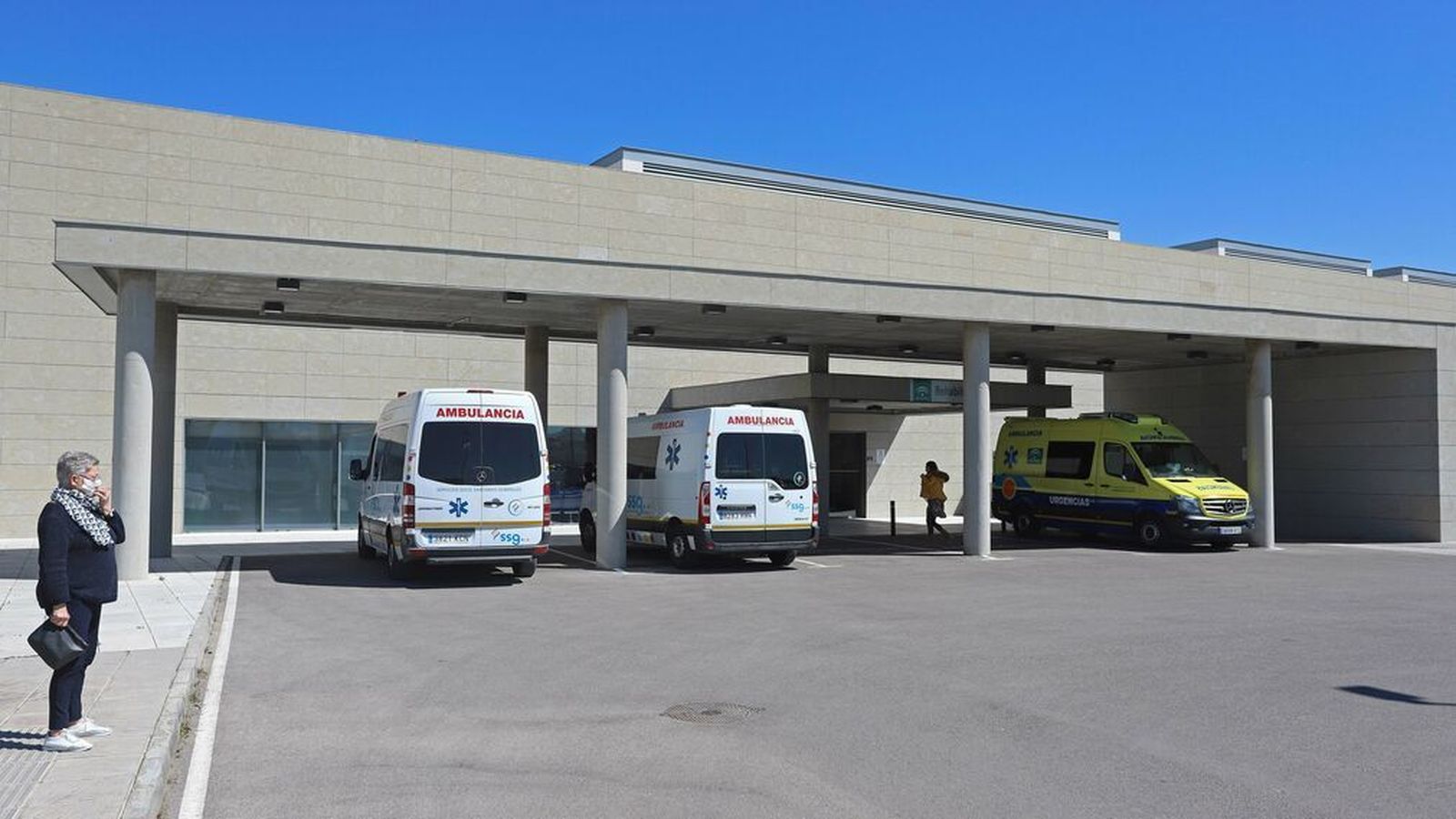 Una usuaria  espera en el parking del hospital de La Línea.