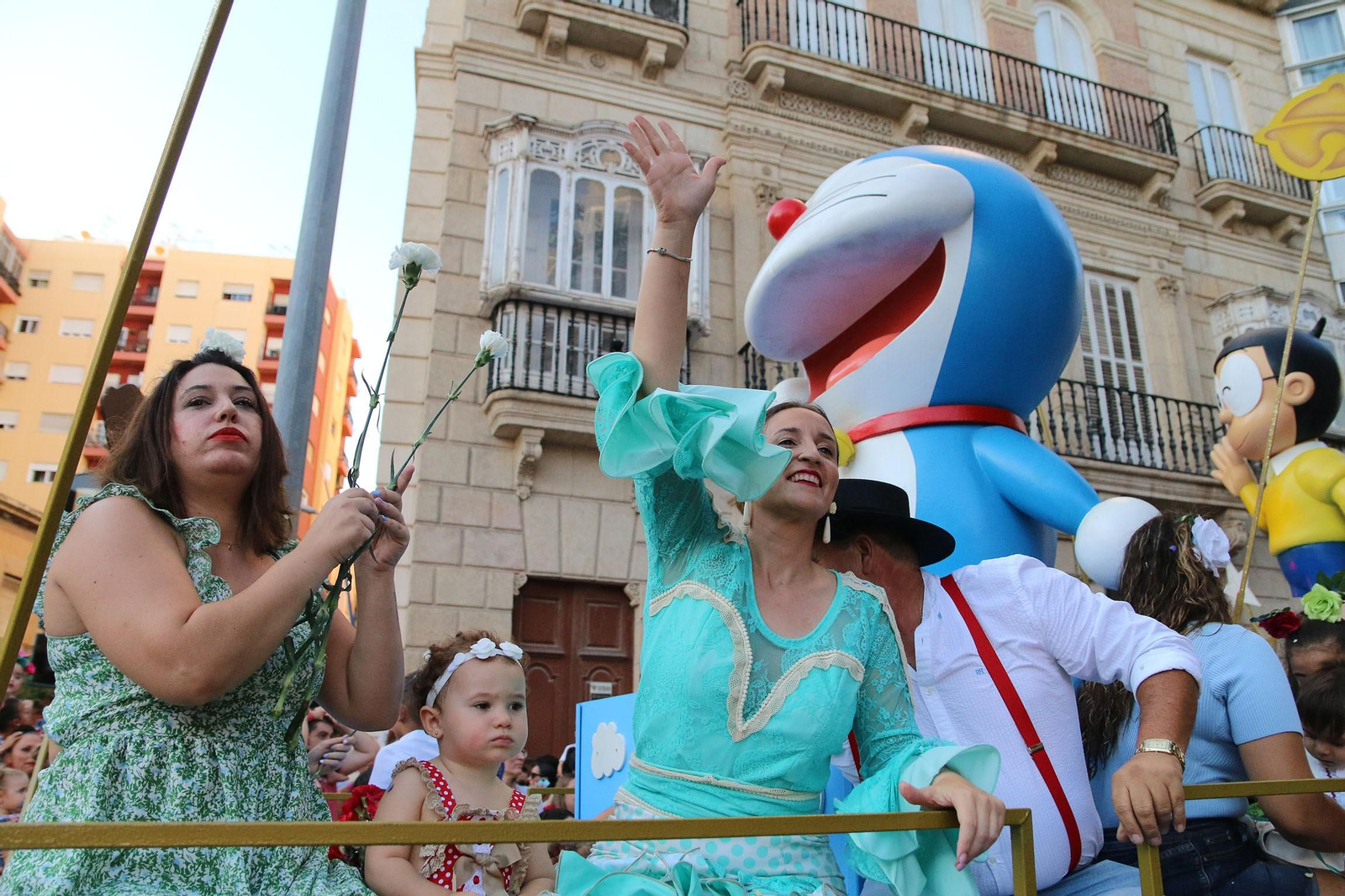 La Batalla de las Flores ha regresado inundando Almería de claveles