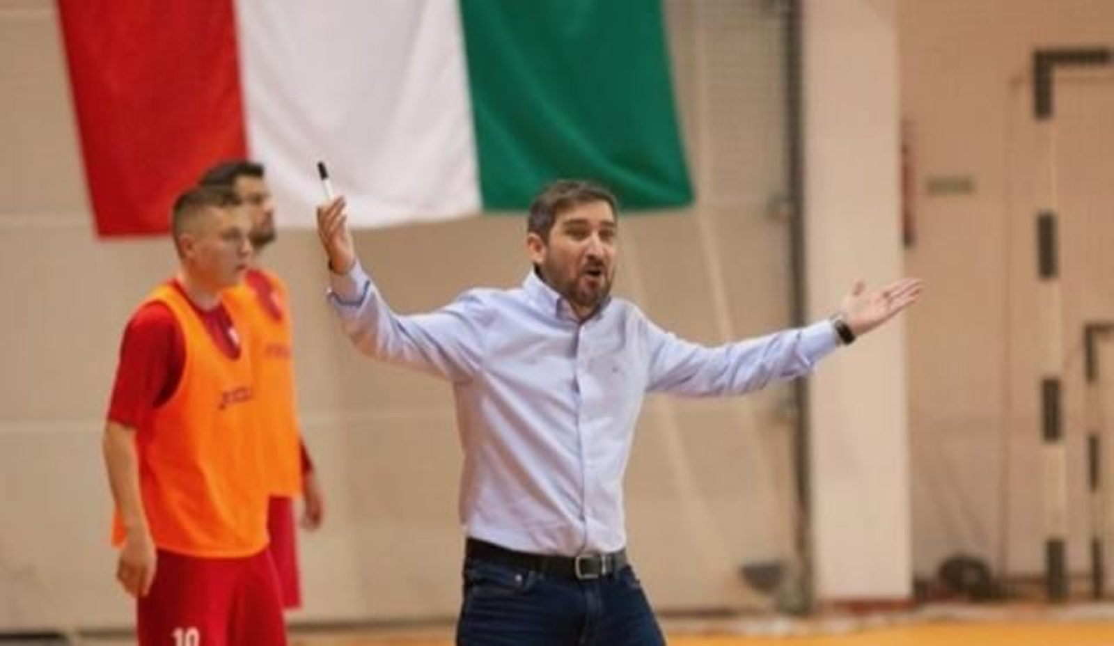 Sergio Mullor renueva dos años con el campeón húngaro.