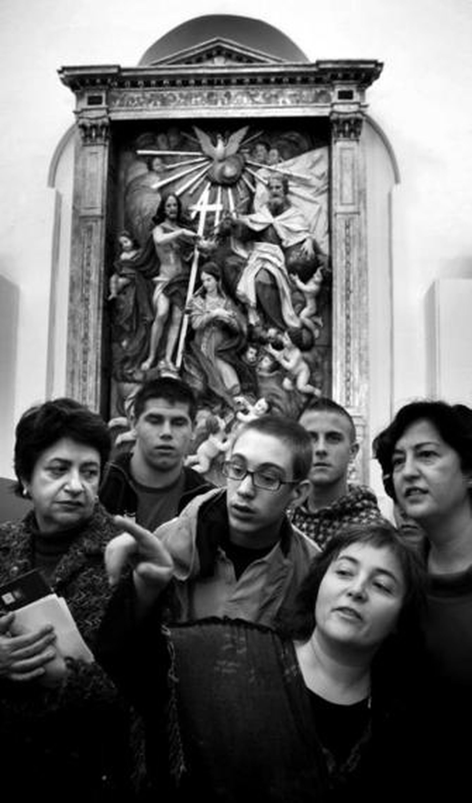 Junto a sus profesores, los alumnos se interesan por el Barroco.