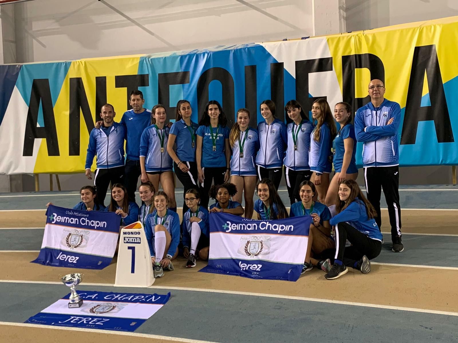 Formación del Club Atletismo Beiman Chapín Jerez, campeón de Segunda División andaluza en Antequera.