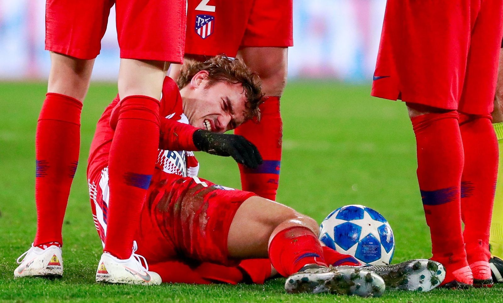 Griezmann se duele tras una falta