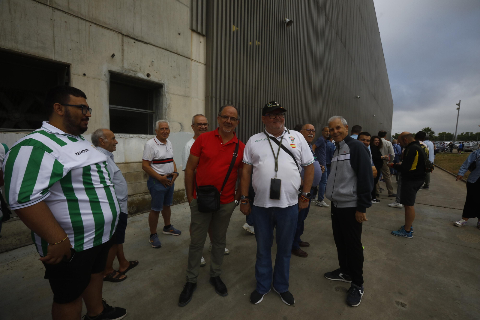Las mejores fotos de las colas de El Arcángel para conseguir las entradas del Córdoba CF - Barcelona Atlétic Las mejores fotos de las colas de El Arcángel para conseguir las entradas del Córdoba CF - Barcelona Atlétic