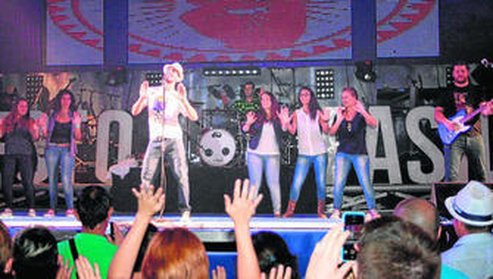 Los miembros de Efecto Pasillo derrocharon lo mejor de sí mismos sobre el escenario para hacer vibrar al público reunido en la carpa.