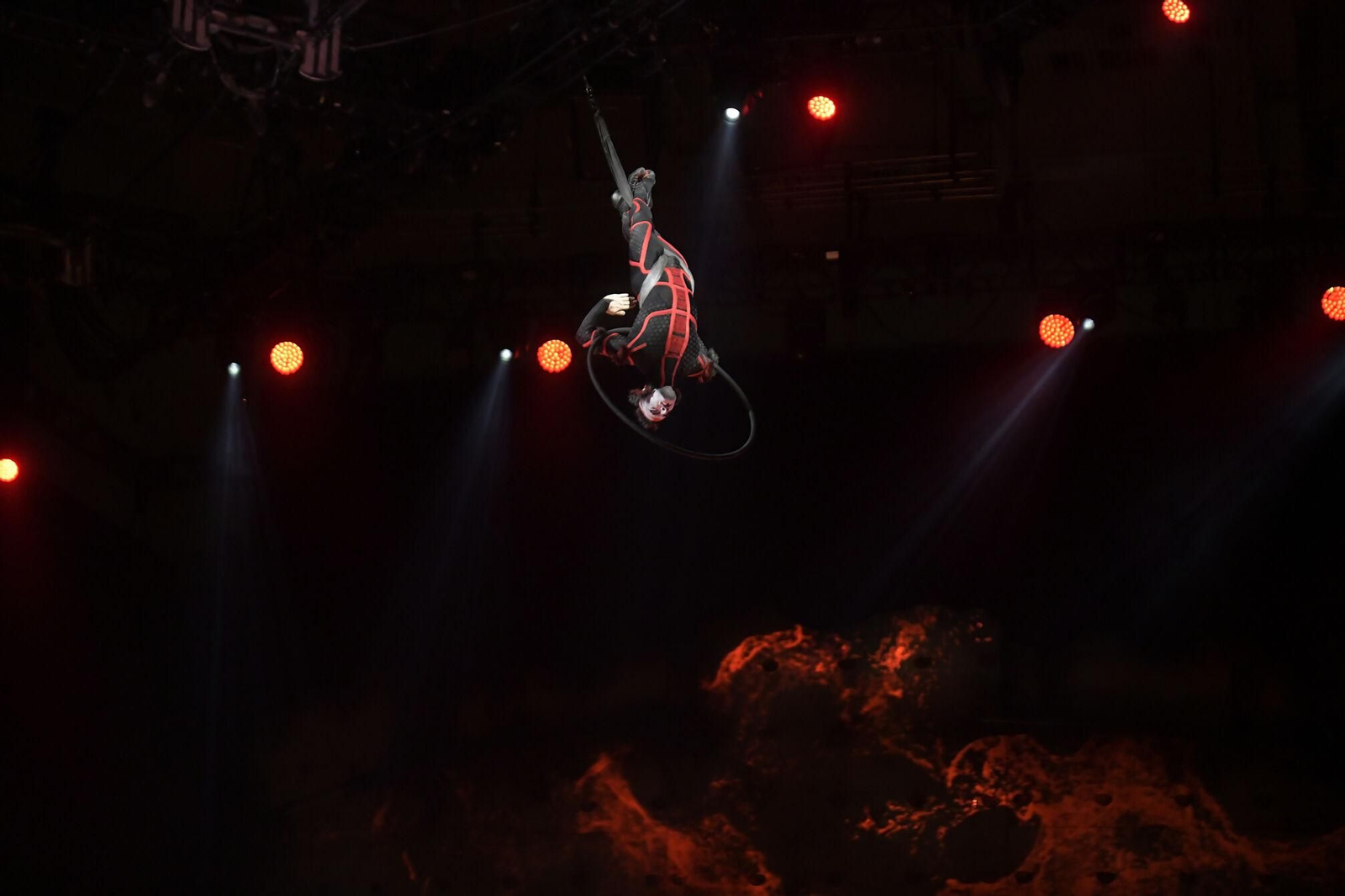 El Circo del Sol brilla en el Palacio de Deportes de Granada