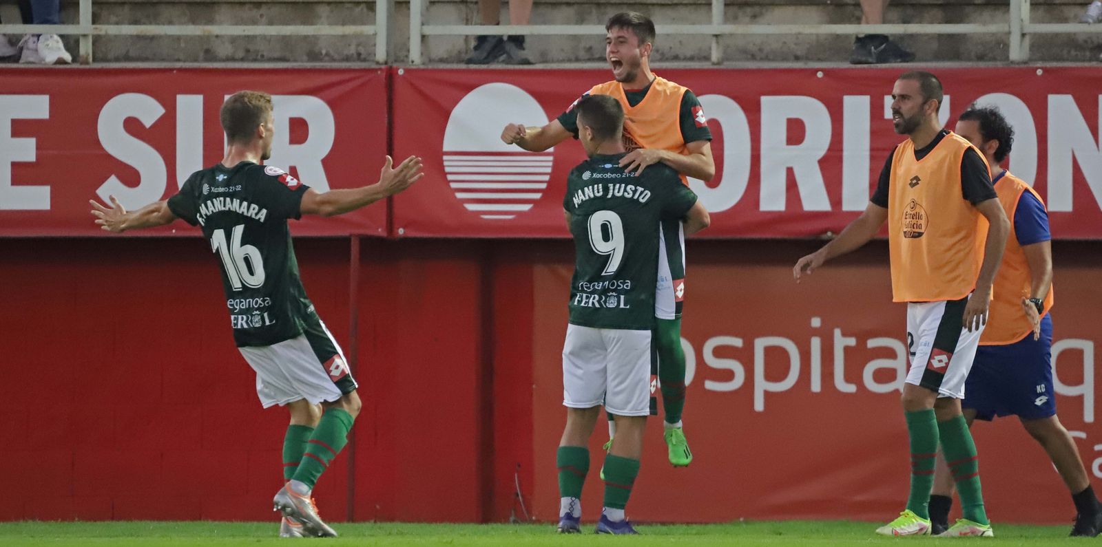 Los jugadores del Racing de Ferrol celebran el gol que les valió un empate en Algeciras.