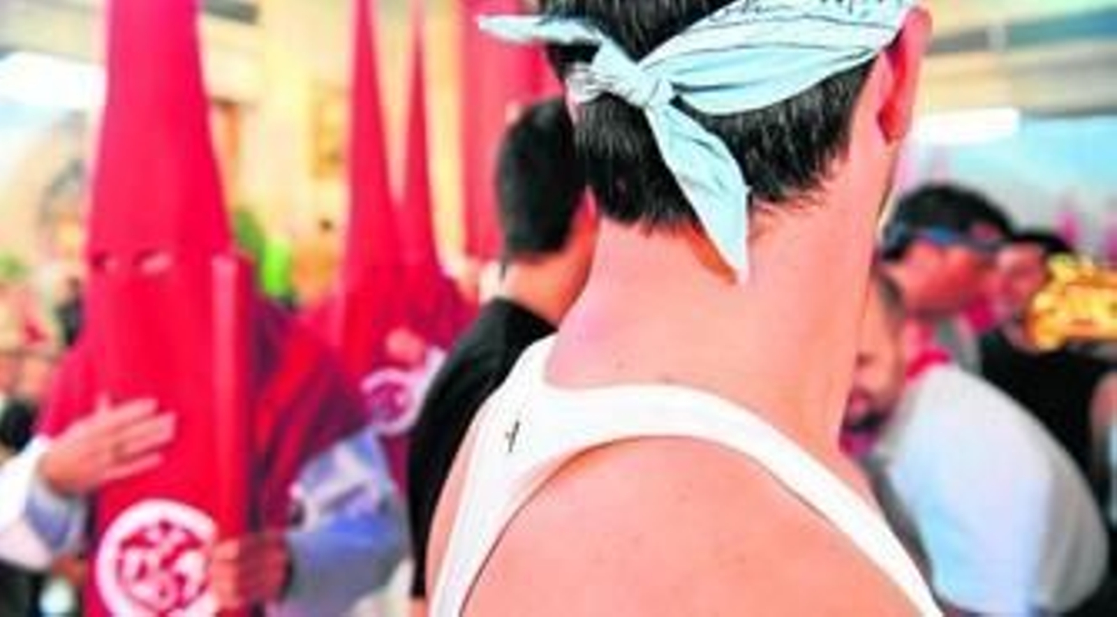 Un cargador de la cuadrilla de los Afligidos, junto a los nazarenos del cortejo penitencial, antes de salir la procesión, en una imagen de archivo.