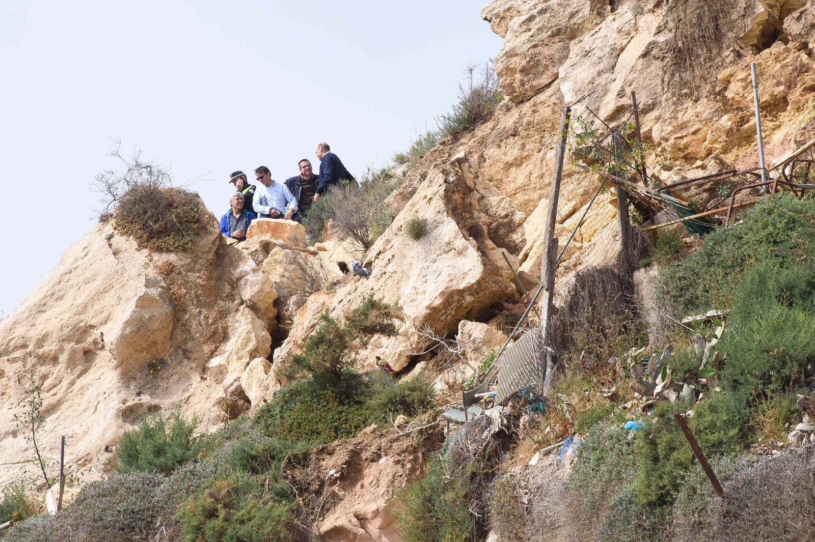 Técnicos municipales valoran los daños en la ladera de La Chanca.