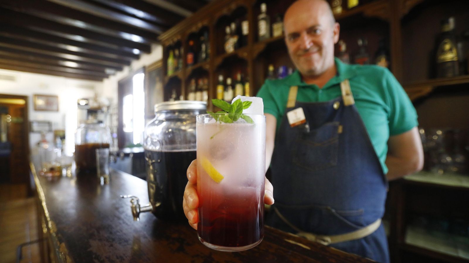 Paco Rosales sostiene el vargas del restaurante Puerta Sevilla.