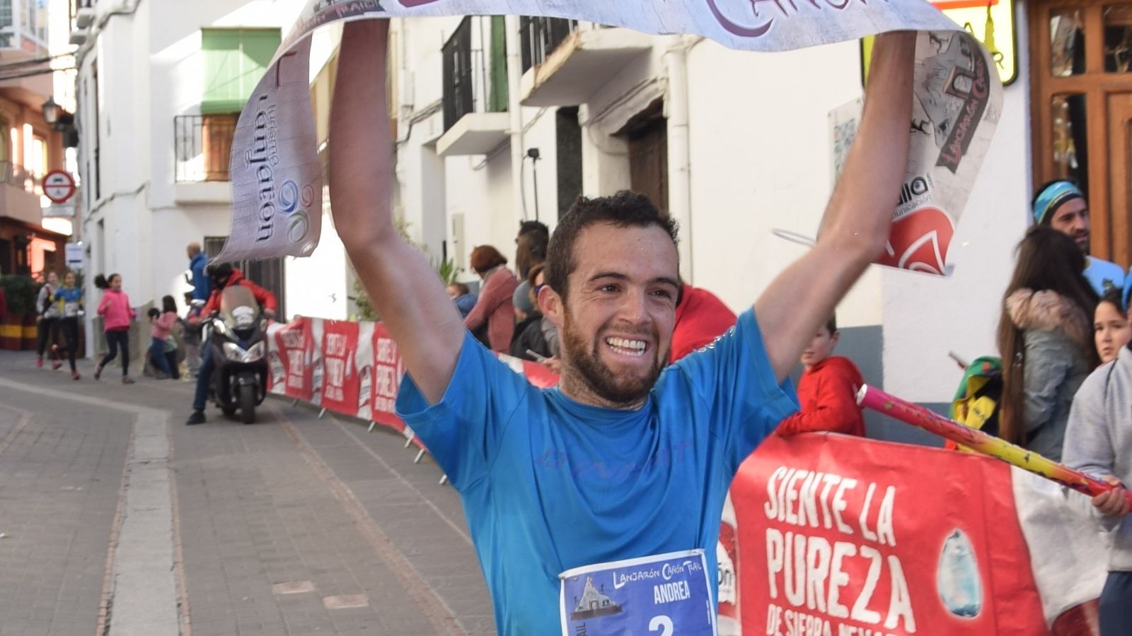 Jacob Gutiérrez cruza victorioso la línea de meta