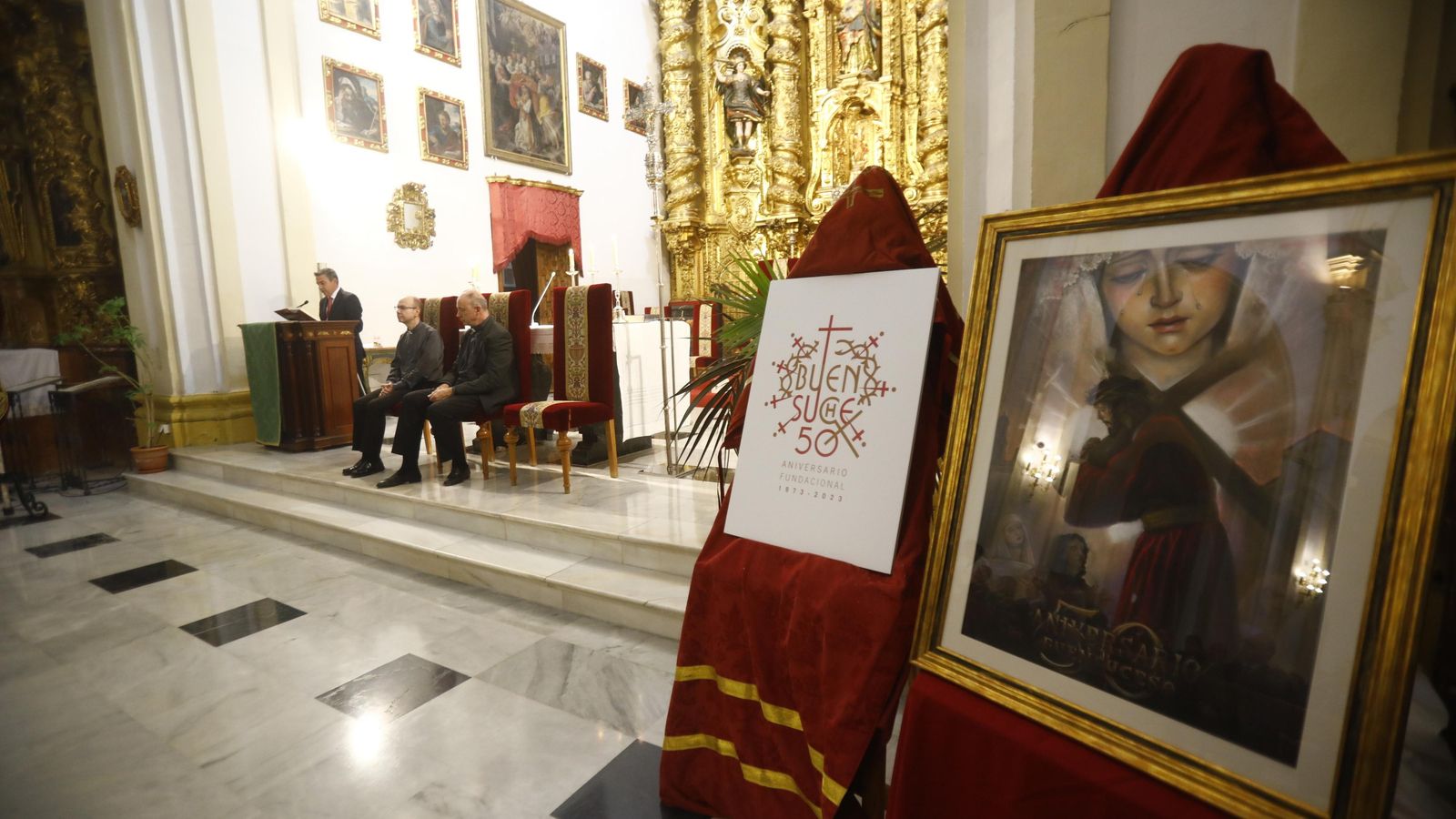 El hermano mayor, José Antonio Fernández, durante la presentación del cartel y del logo.