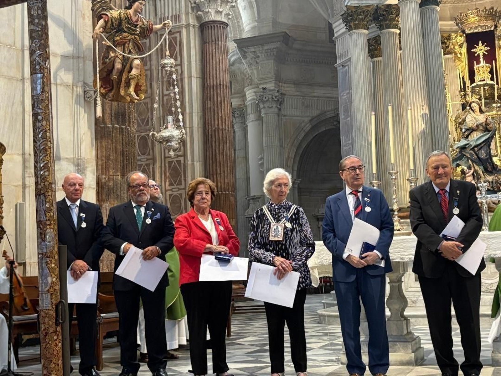 Ramón Caño, Manuel Delgado, Dolores Orte, Carmen Miranda, Miguel Carreño y Francisco Vázquez, tras recibir la Medalla en la Catedral de Cádiz.