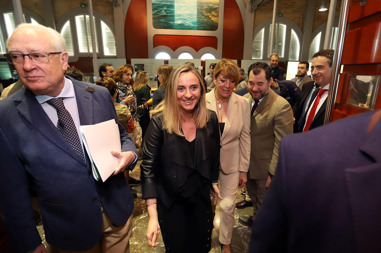 Marifrán Carazo junto a la presidenta de la Autoridad Portuaria de Huelva, Pilar Miranda.