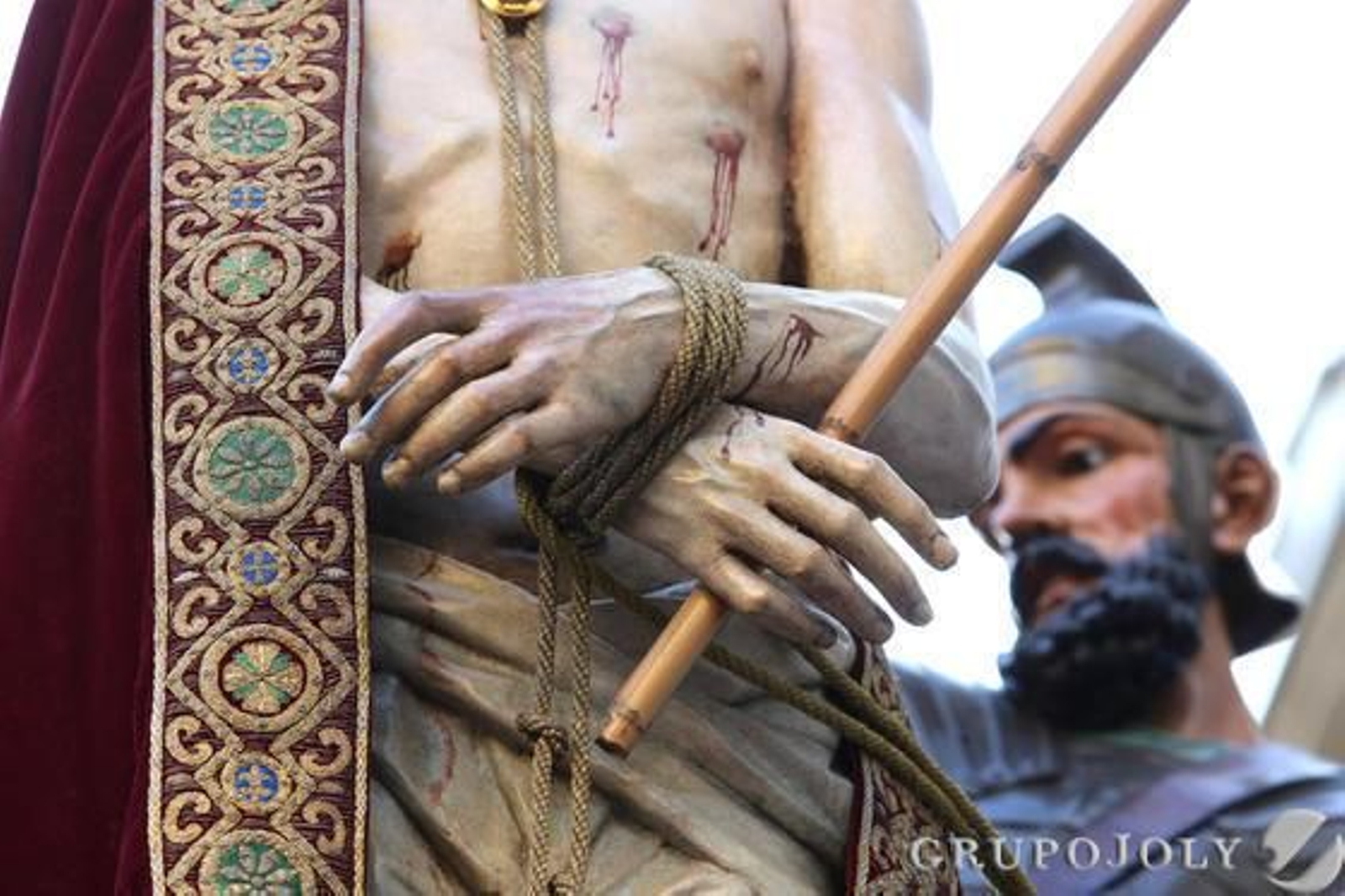 Primer plano de las manos atadas del Señor del Ecce-Homo en la plaza de la Asunción después de su salida desde la parroquia de San Dionisio.  Foto: Pascual