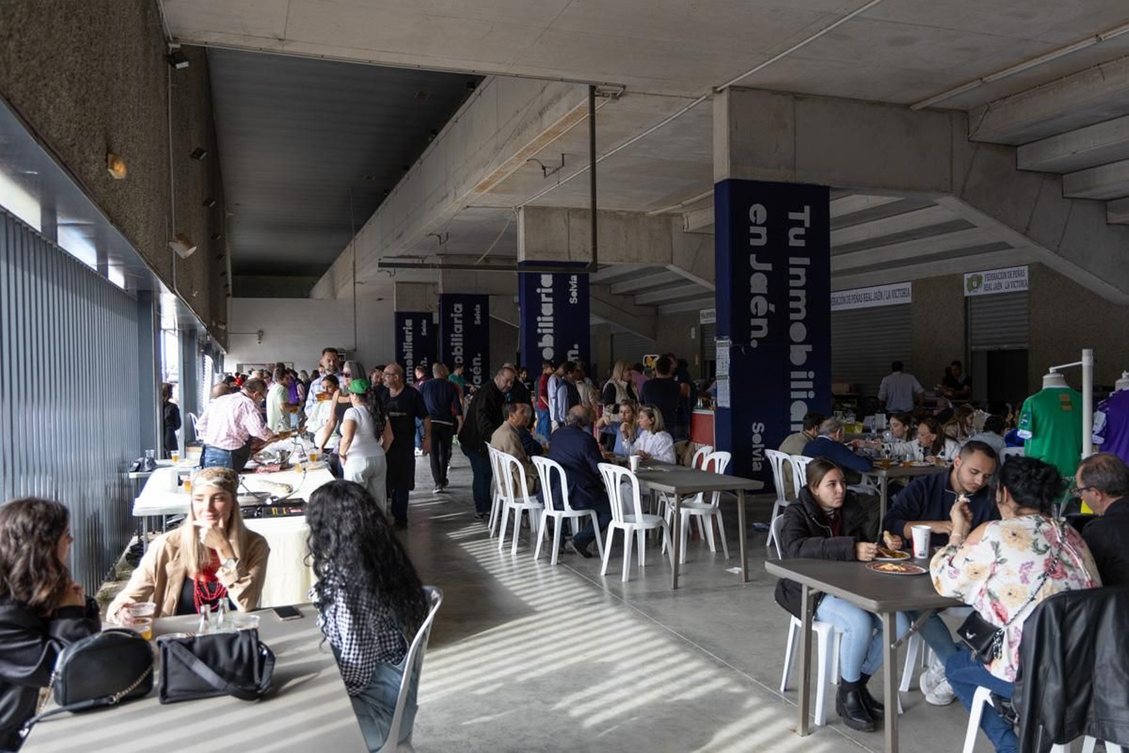 La afición del Real Jaén se vuelca con la paella solidaria por los afectados de la DANA, en imágenes