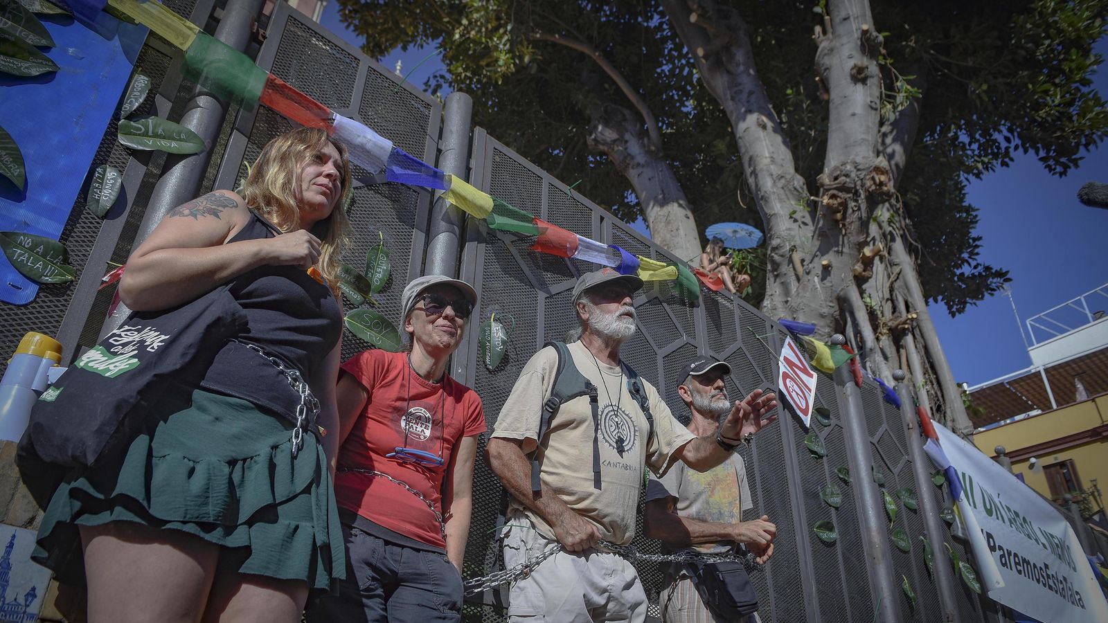 Manifestantes contra la tala del ficus trianero.