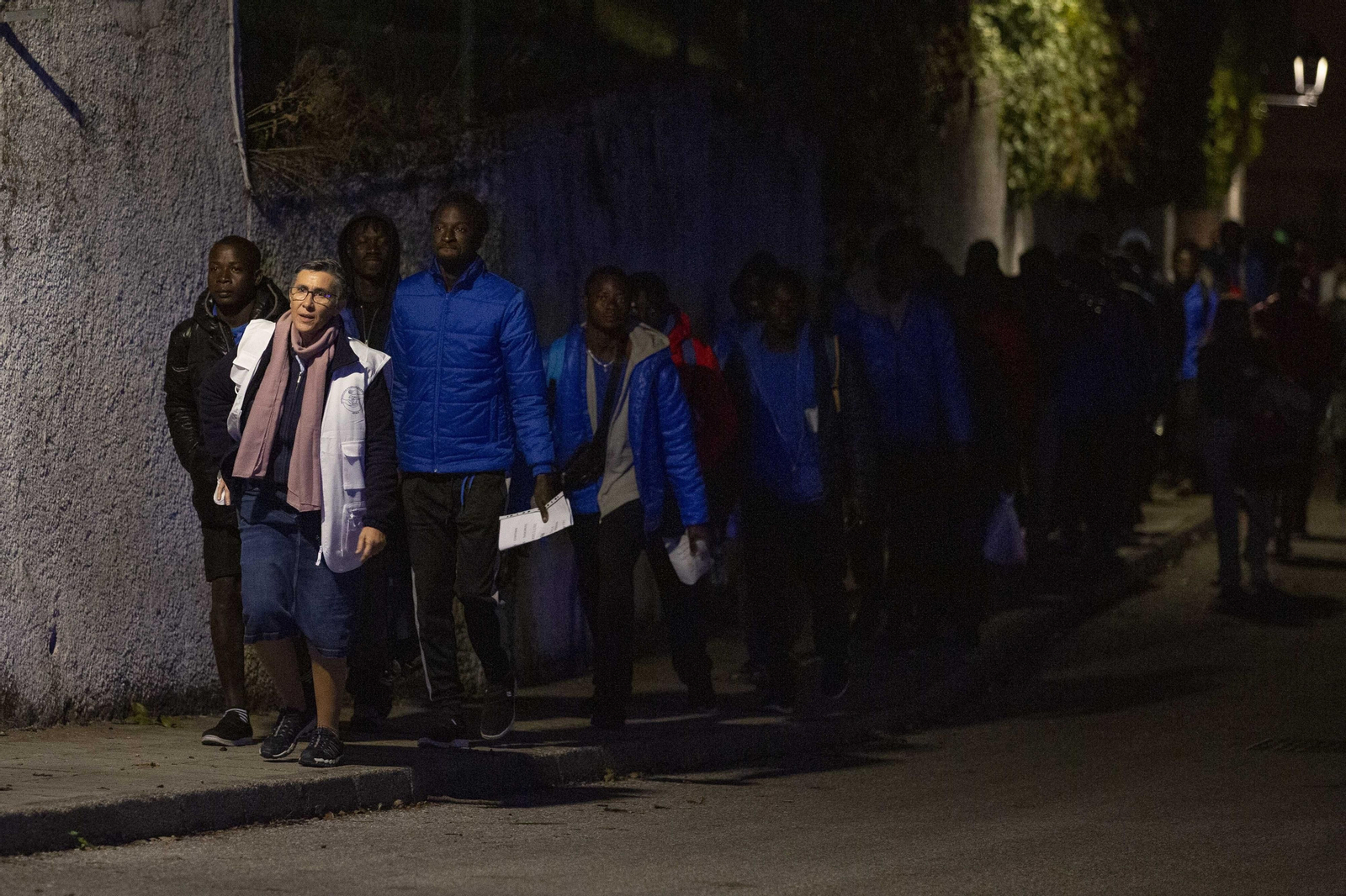 Así ha sido la llegada al albergue granadino de Víznar de más de un centenar de migrantes llegados de Canarias