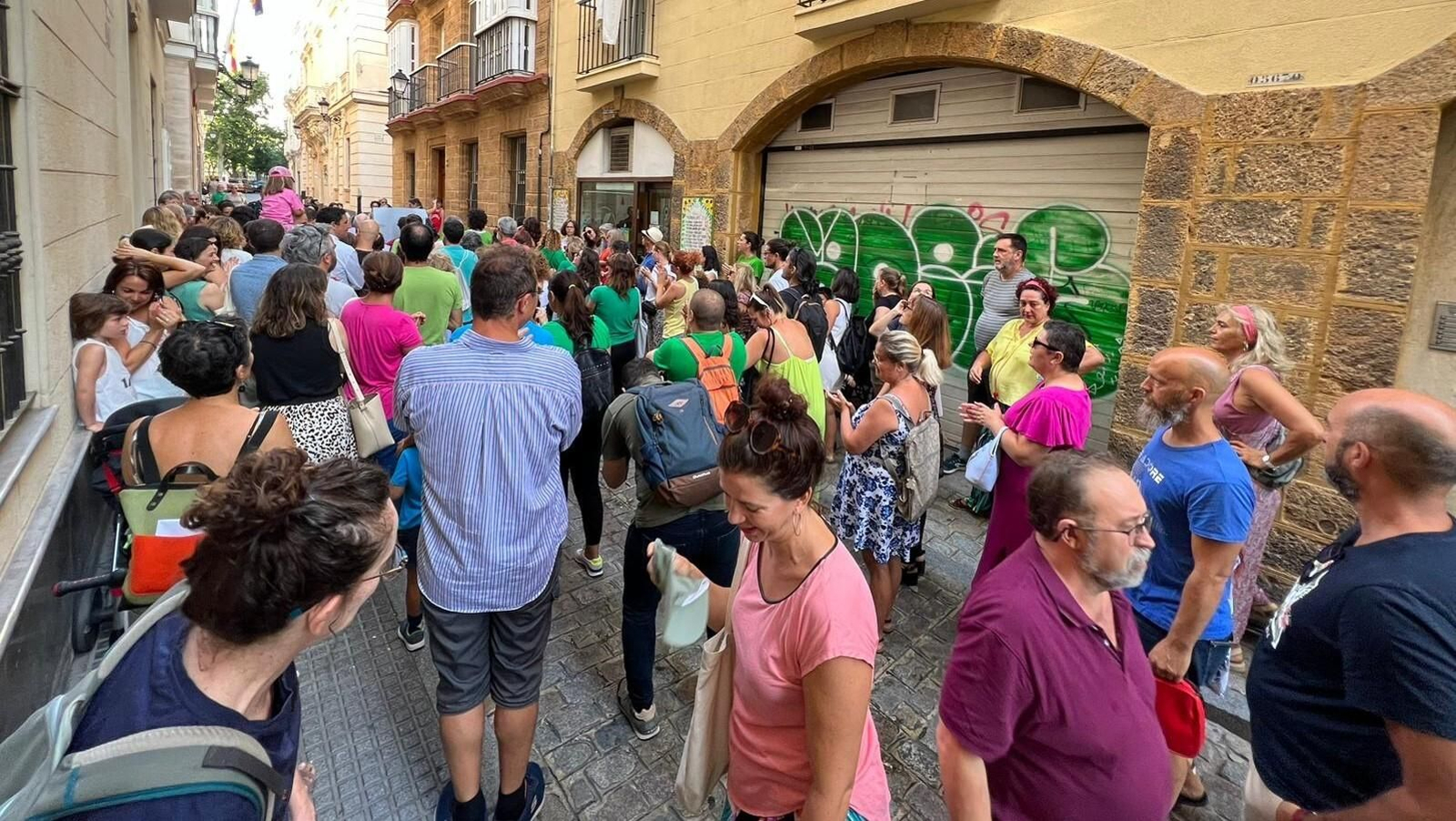 Concentración llevada a cabo en Cádiz en defensa de la escuela pública en la que se ha protestado también por el cierre de líneas en el colegio Manuel de Falla, en San Fernando.