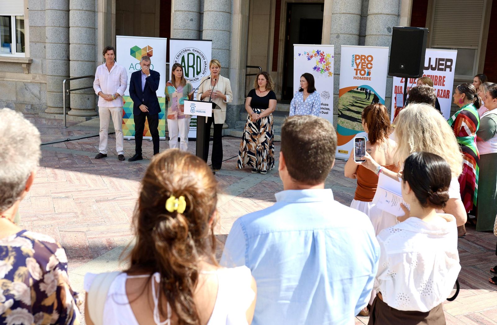 Lectura de un manifiesto en la víspera del Día Mundial Sin Drogas frente al Ayuntamiento de Huelva.