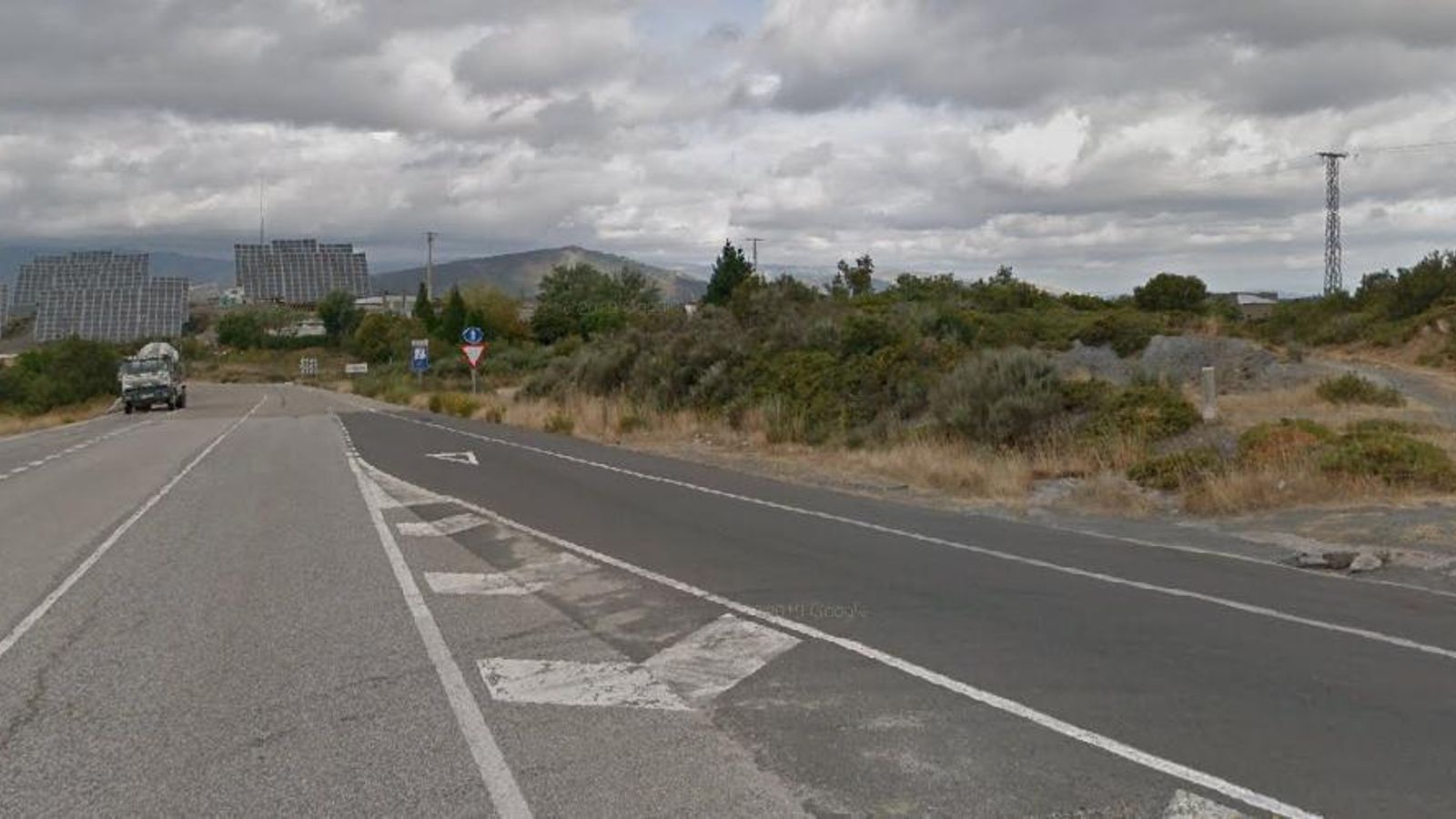 Por desgracia, el tramo final va por carretera. En este punto nos saca del arcén por el sendero de la derecha para rodear la planta fotovoltaica del fondo por detrás.