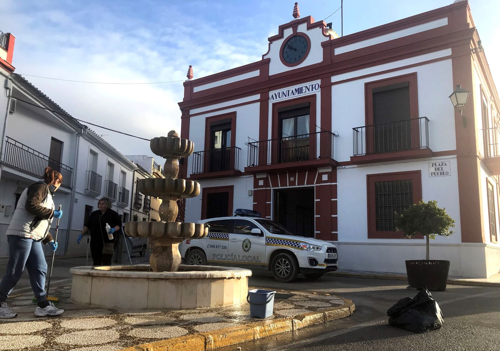Un coche de la Policía Local a las puertas del Ayuntamiento de Pedrera
