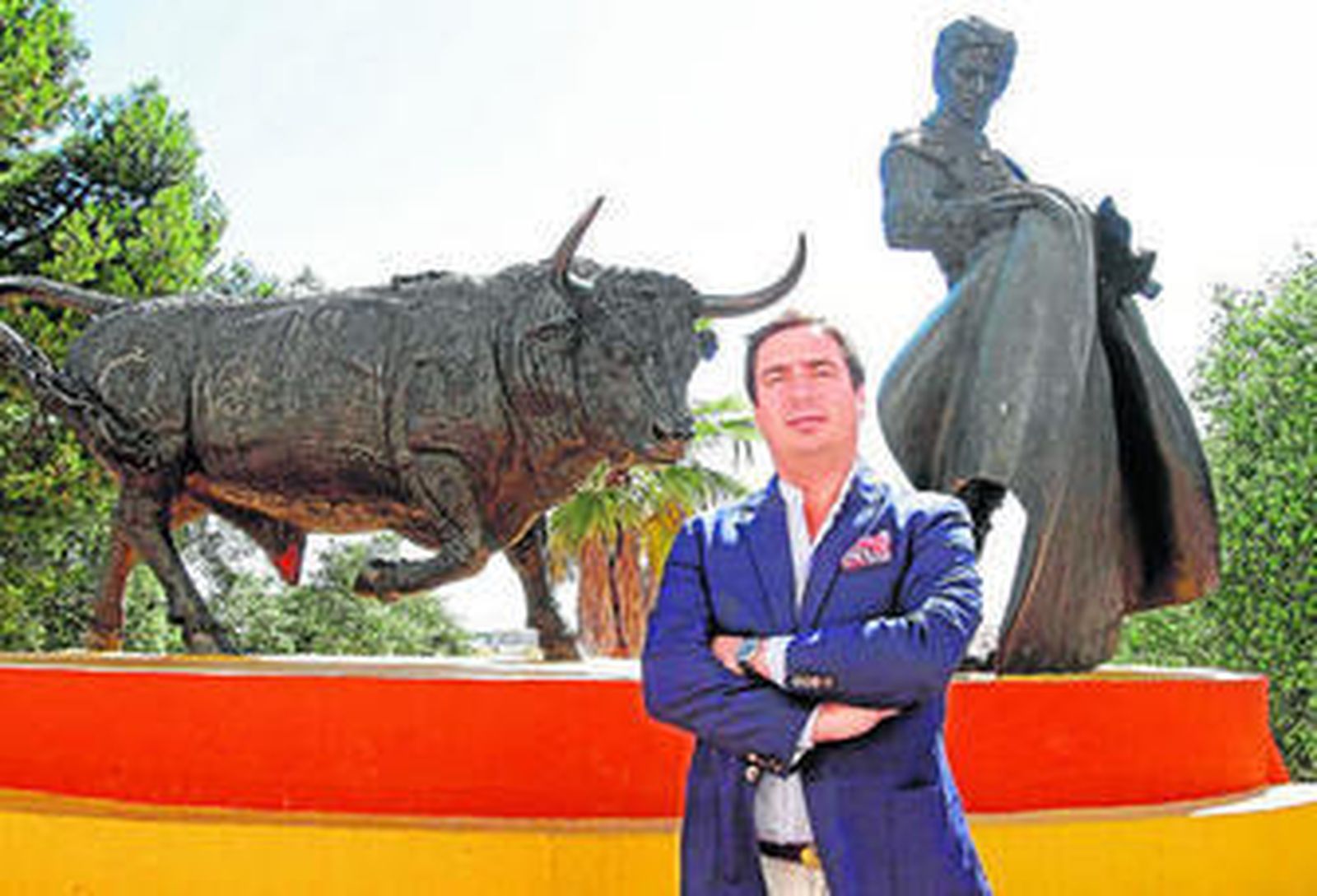 José María Garzón, de Lances de Futuro, ante el monumento a Miguel Mateo Salcedo 'Miguelín', en un lance histórico del ídolo taurino algecireño.