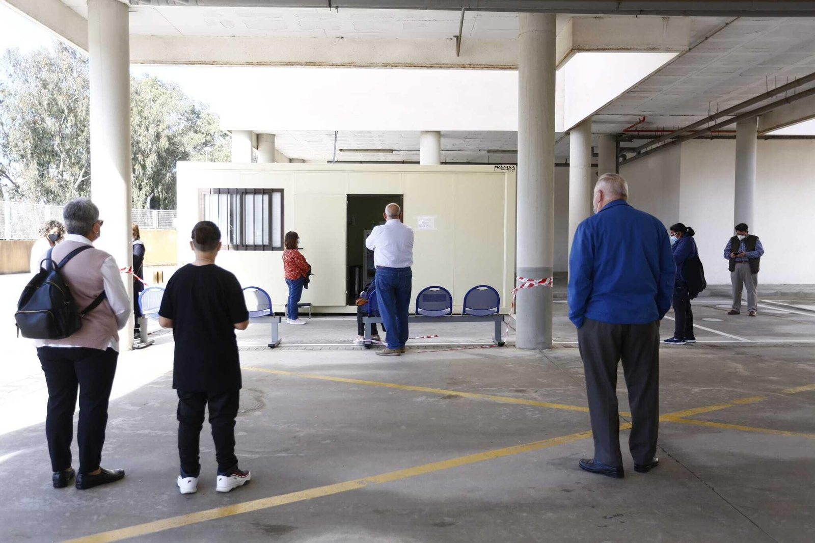 Personas aguardan para la vacunación anticovid.