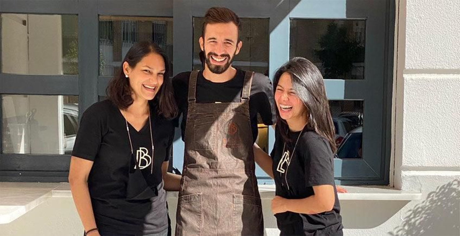 El equipo de Bina Bar ante el establecimiento.