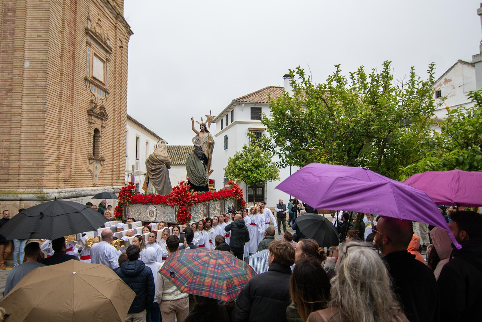 La procesión del Resucitado de Montilla y la Virgen de la Paz, en imágenes