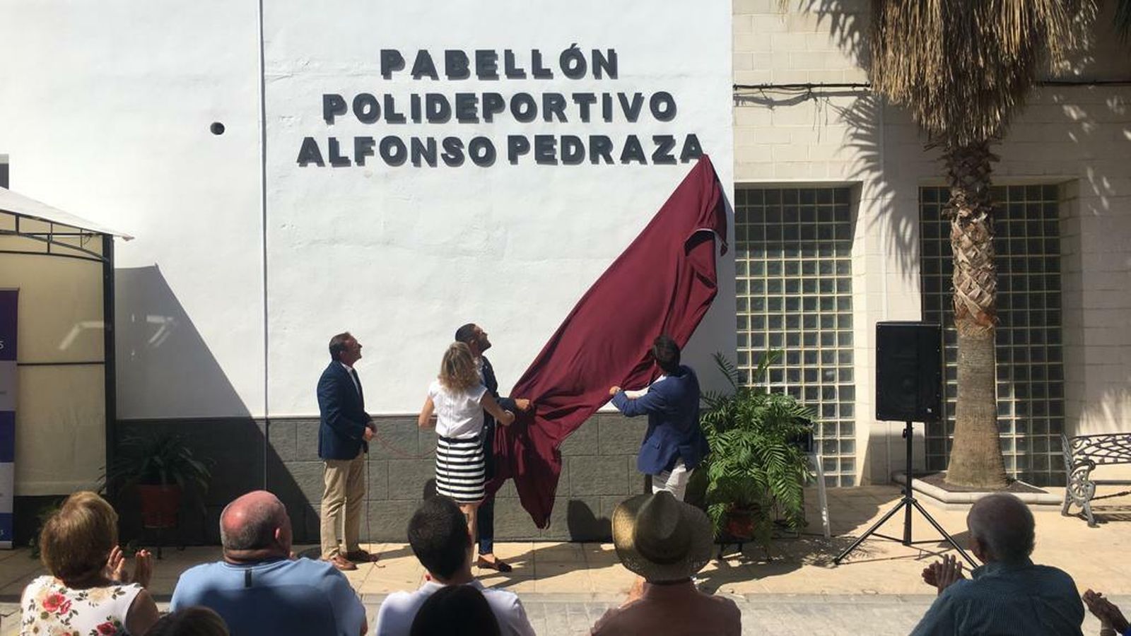 Descubrimiento del nuevo rótulo del pabellón.