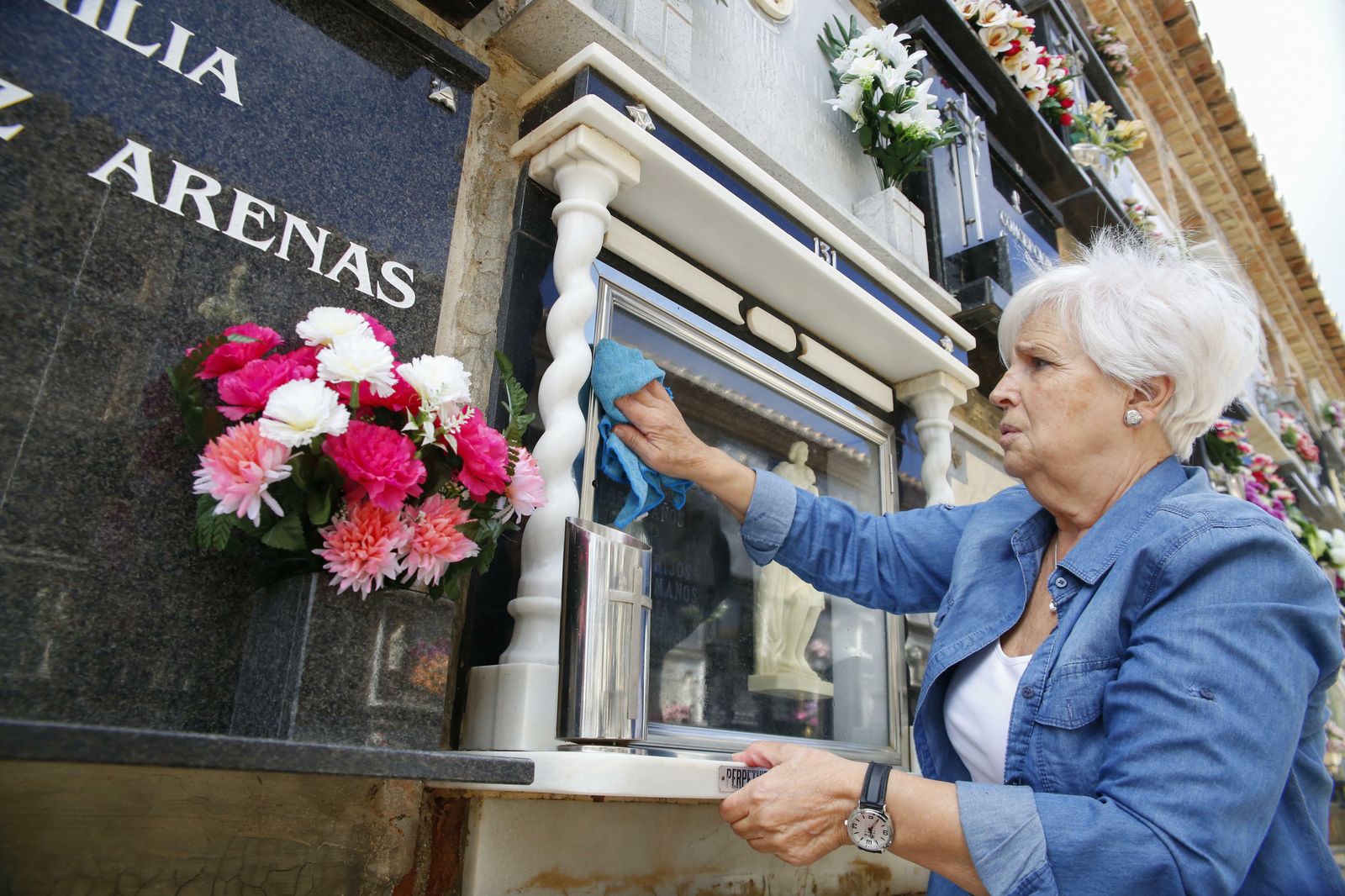 El Día de los Santos en el cementerio de Granadad, en imágenes