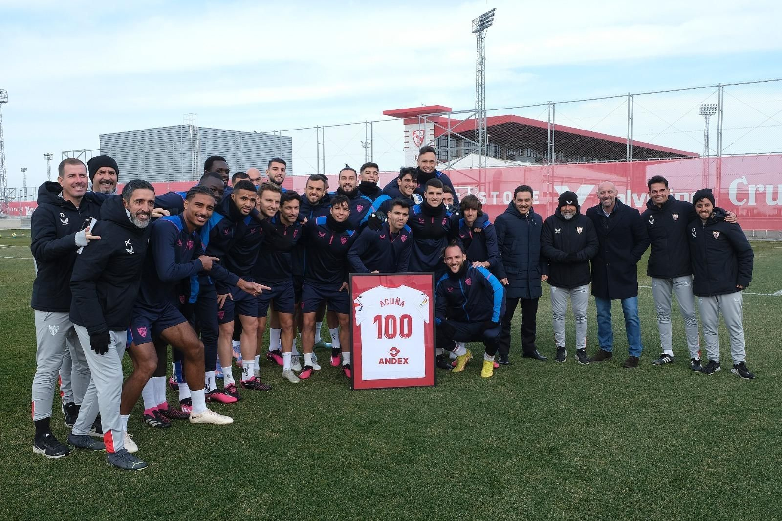 Rekik no pudo posar junto a sus compañeros, Monchi y Sampaoli en el homenaje a Acuña.