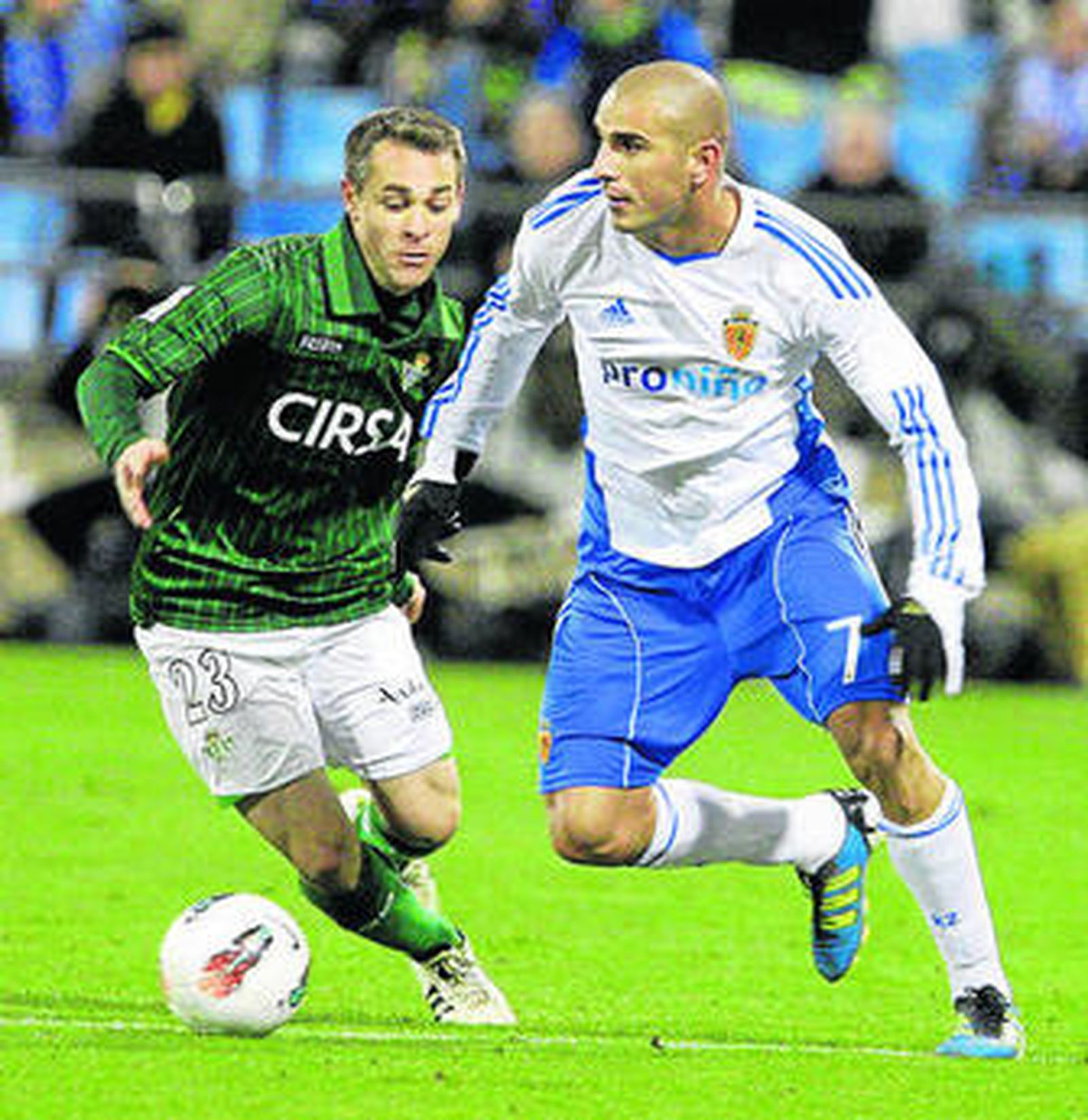 Aranda conduce la pelota en presencia del bético Nacho.