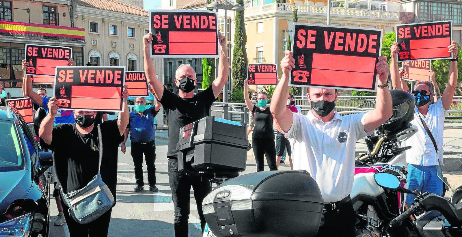 Hosteleros de Totana cortaron ayer la plaza del Ayuntamiento para protestar por el retroceso del municipio murciano a la fase 1.